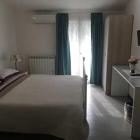 Blue Sky House Bed & Breakfast 3*