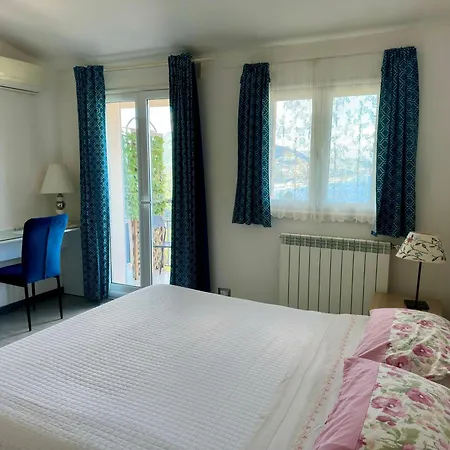 Blue Sky House Bed & Breakfast 3*